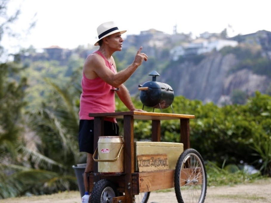 Mario Gomes vende lanches em seu carrinho na beira da praia