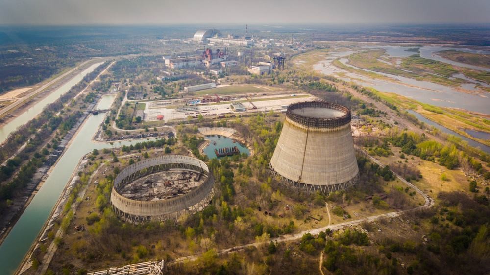 Foto aérea da usina, ao centro da Zona de Exclusão de Chernobil
