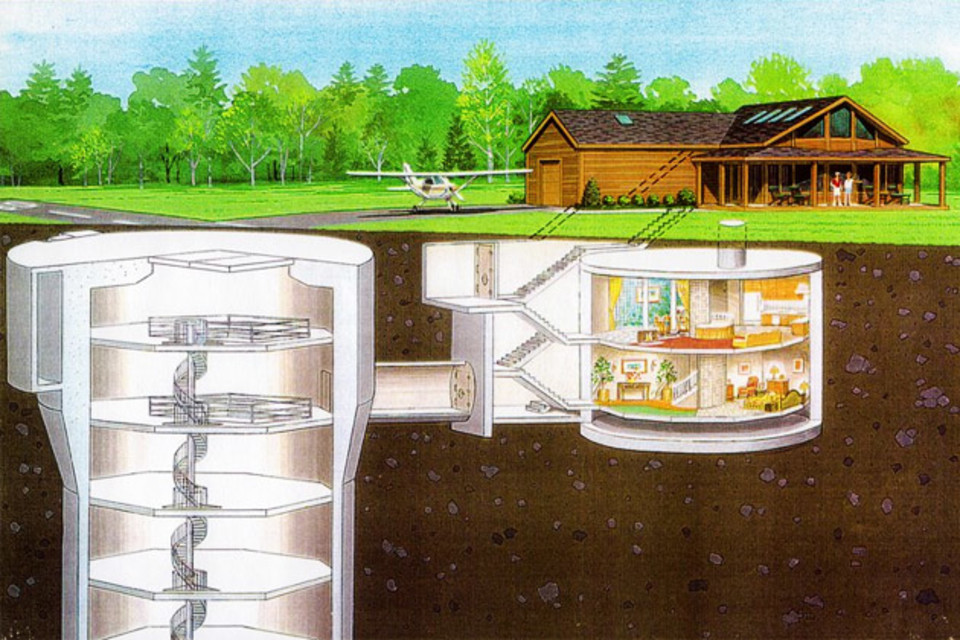 Diagrama mostrando uma paisagem bucólica com uma casa de madeira, em meio a um gramado, com um avião monomotor ao lado. O imóvel está conectado aos primeiros 2 andares de uma instalação cilíndrica subterrânea, luxuosamente mobiliados e decorados.