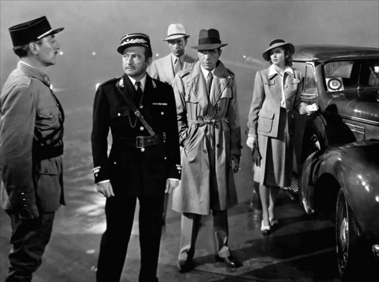 Cena climática de Casablanca, na pista do aeroporto, em que o capitão lida com as autoridades locais e abre caminho para a fuga que separa novamente Rick e Elsa, e transforma Rick e o capitão em fugitivos dos nazistas.
