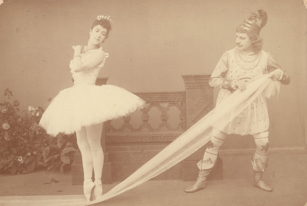 Foto de 1892 mostrando os bailarinos caracterizados de fada e de príncipe.