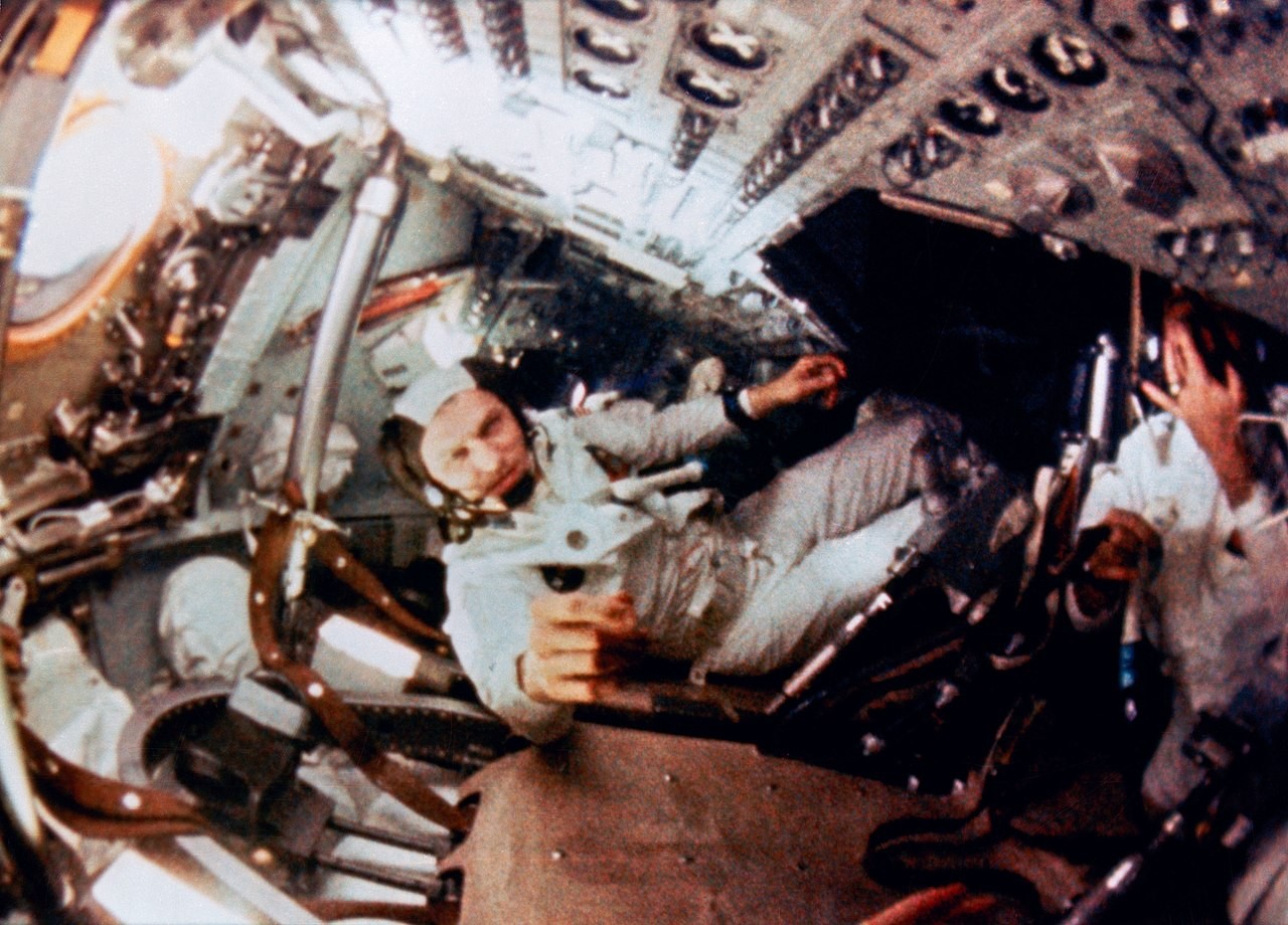 O astronauta Frank Borman, comandante da missão, visto durante uma atividade intraveicular (IVA) na missão de órbita lunar Apollo 8.