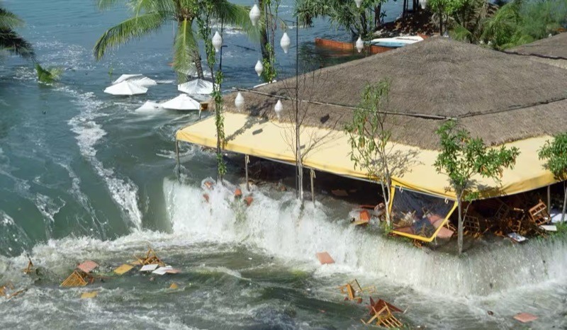 Uma das ondas chega ao Chedi Hotel, em Phuket, na Tailândia.