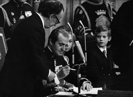 O rei Juan Carlos assina e sanciona a nova constituição democrática espanhola.
