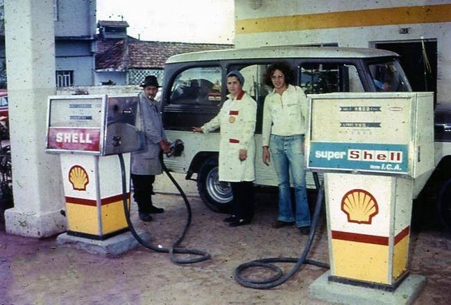 Um posto de gasolina da bandeira Shell, na década de 1970