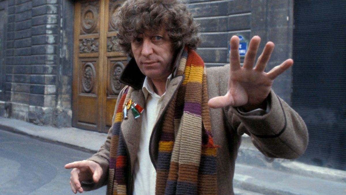 Tom Baker em cena, caracterizado como o Doctor Who