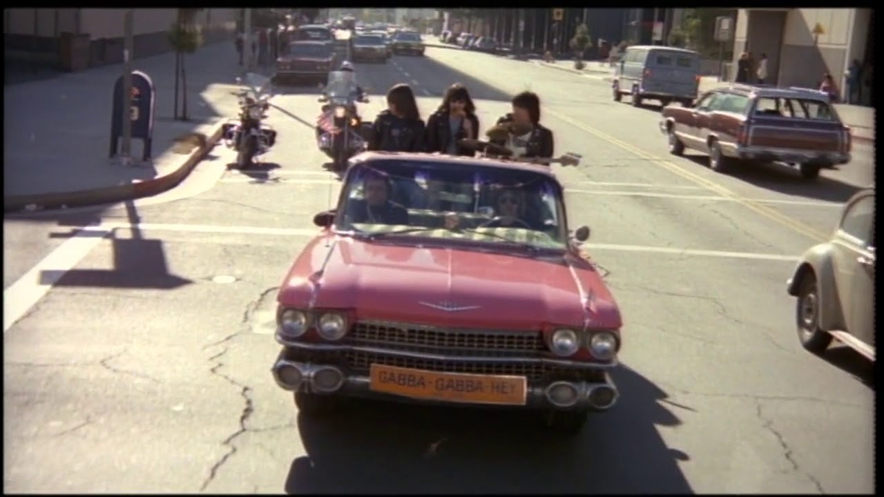 Os Ramones na cena de Rock'n'Roll High School em que toca a música I Just Wanna Have Something to Do