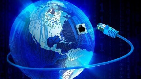 Ilustração mostra o globo terrestre com grafismos de placas de circuito impresso, e um conector RJ-45 posicionado no meio do oceano Atlântico