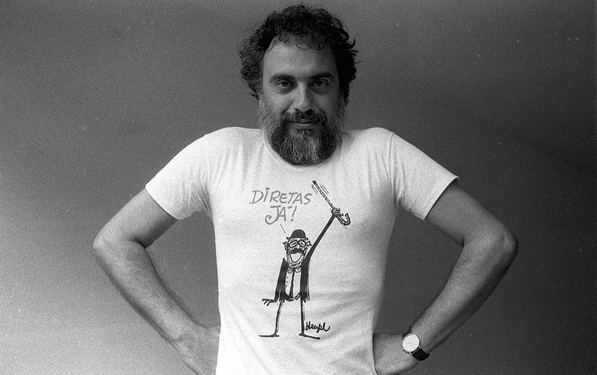 São Paulo, 1984. Foto do cartunista Henfil (Henrique de Souza Filho). Na camiseta, o personagem de Teotônio Vilela por ele criado para a campanha das Diretas Já. O senador morreu antes dos comícios, em novembro de 1983, mas já reivindicava o retorno do voto direto para a Presidência da República. (Foto de Avani Stein/Folhapress)