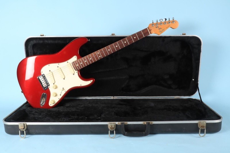 Uma guitarra Fender Stratocaster de 1989, em seu estojo.