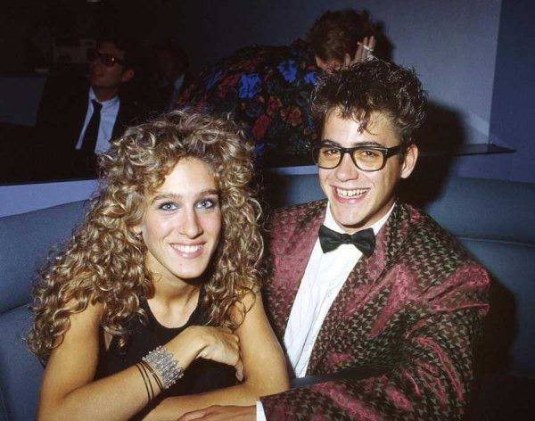 Sarah Jessica Parker e Robert Downey Jr. em trajes de gala no final dos anos 80