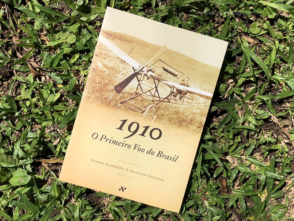 Capa do livro '1910 - o primeiro voo no Brasil', com foto de Lavaud em seu 'São Paulo'.