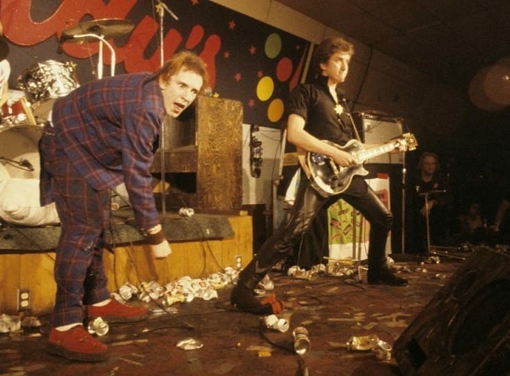 Integrantes dos Sex Pistols em meio aos materiais arremessados em seu palco no Randy's Rodeo