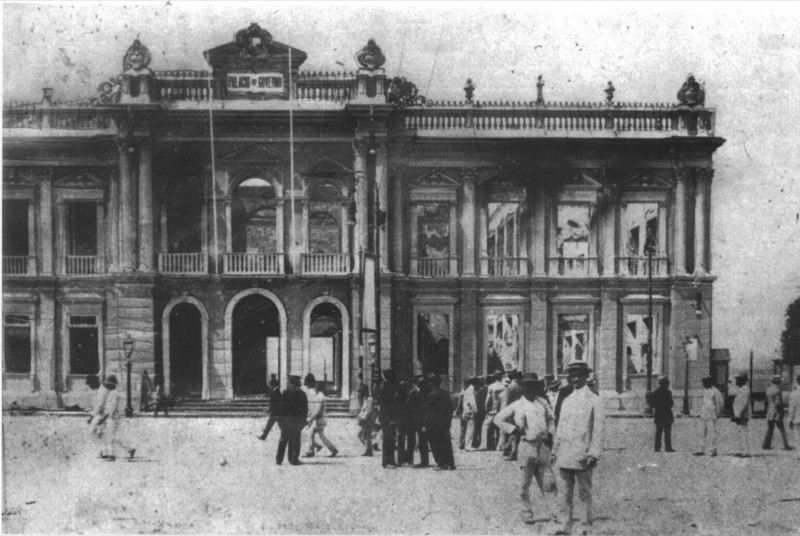 Foto do Palácio do Governo (atual Palácio Rio Branco), situado na praça Rio Branco (hoje Praça Municipal) em 1912, mostrando a destruição causada pelo incêndio que se seguiu após o bombardeio da cidade ocorrido em 10 de janeiro daquele ano, em virtude das disputas políticas pela sucessão governamental.