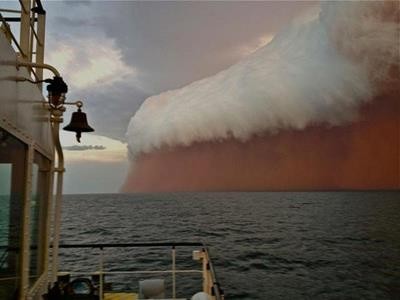 Uma nuvem de pó sobre o oceano, vista de um barco