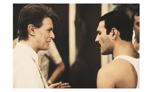 Foto de bastidores mostra Bowie e Mercury conversando