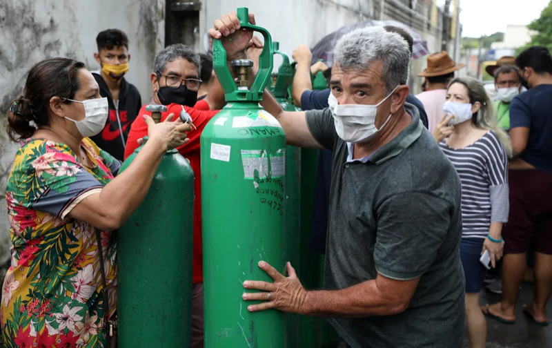Familiares de pacientes internados fazem fila para comprar oxigênio, em imagem de 15 de janeiro de 2021, já com a crise instalada.