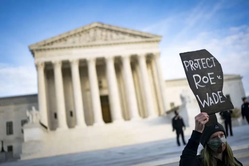 Manifestante protesta pela manutenção de Roe vs. Wade em frente à Suprema Corte