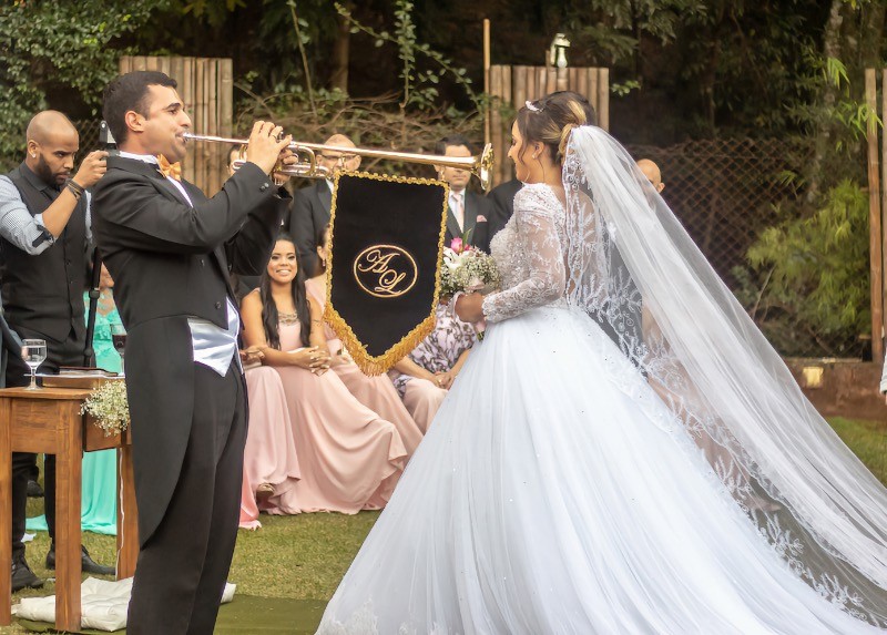 Noiva entra ao som de clarim no casamento ao ar livre
