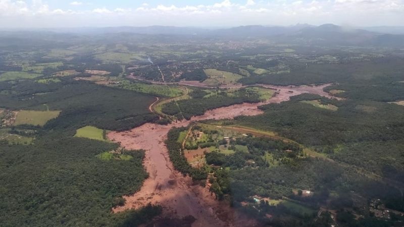 A área atingida pelos rejeitos, em imagem aérea feita pelo Corpo de Bombeiros de Minas