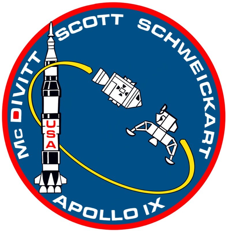 Emblema oficial da missão APollo 9, mostrando o módulo de comando e o módulo lunar.