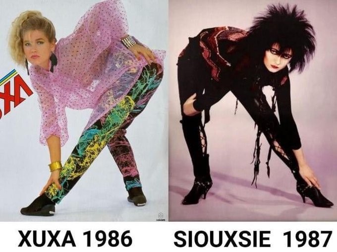 Lado a lado, a foto da Xuxa na capa de seu LP “Xuxa só para baixinhos“, de 1986, e uma foto da cantora Siouxsie repetindo a mesma pose. As legendas dizem: Xuxa 1986, e Siouxsie 1987