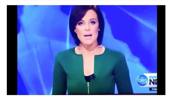 Imagem de telejornal em que a apresentadora usa um traje com decote cujo recorte não passa no teste básico número 1 do design, que é responder à pergunta “seu produto parece um pênis?“