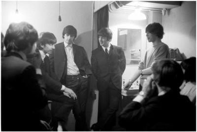 Os Rolling Stones encontram os Beatles pela primeira vez na apresentação dos Stones no The Crawdaddy Club, 14 de abril de 1963.