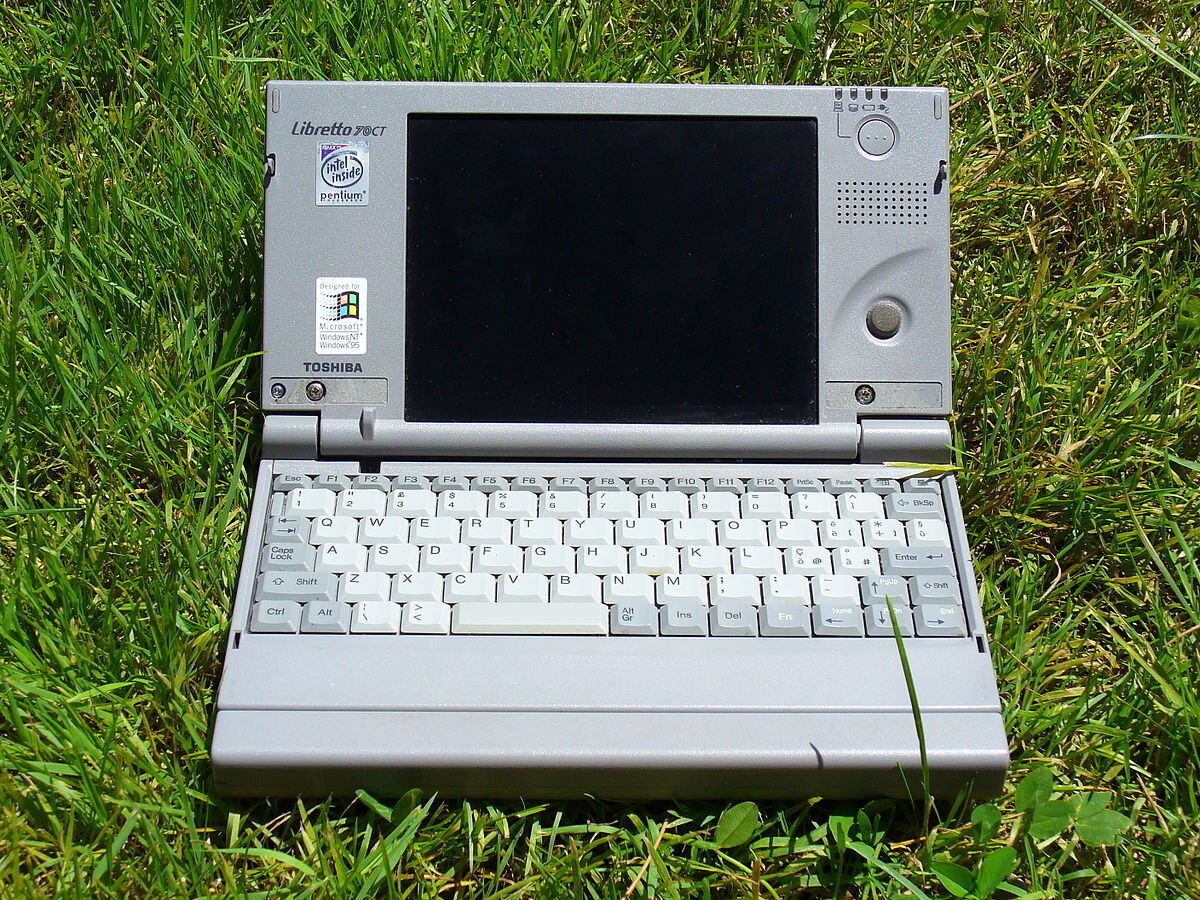 Foto de um Toshiba Libretto em um gramado