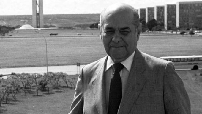 Tancredo Neves, em foto em preto e branco com a esplanada dos ministérios ao fundo.
