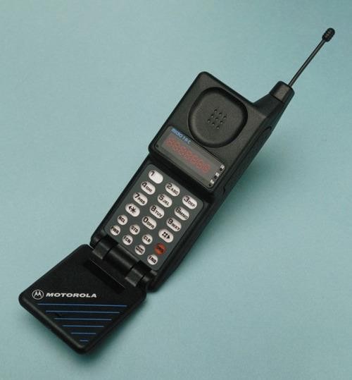 Um celular MicroTac, o famoso Tijorola