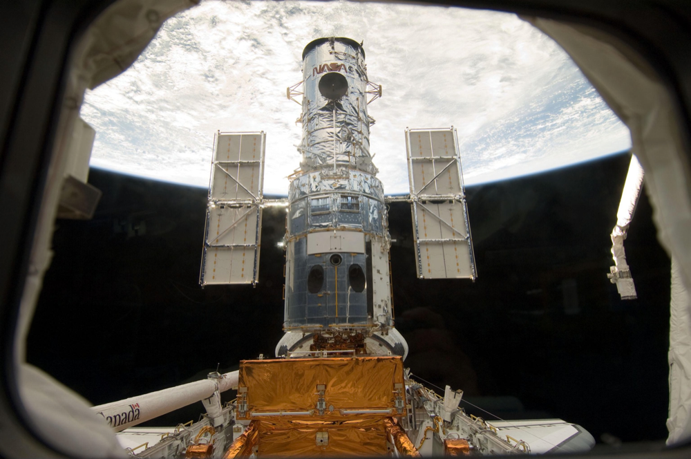 Lançamento do Hubble, com a terra ao fundo e acima.