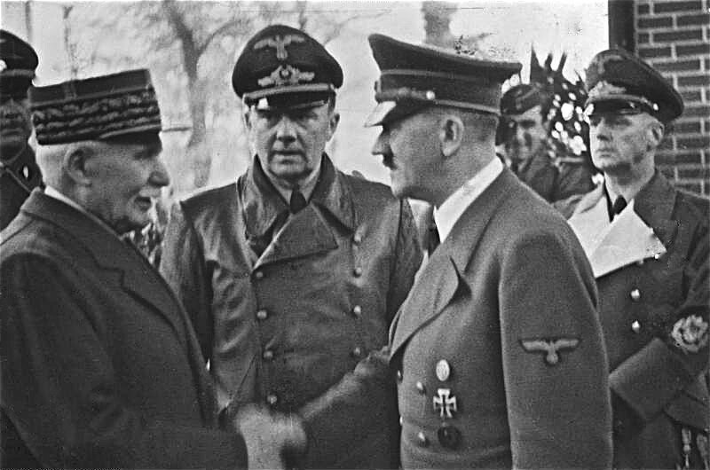 Foto em preto e branco de aperto de mão entre petain e hitler