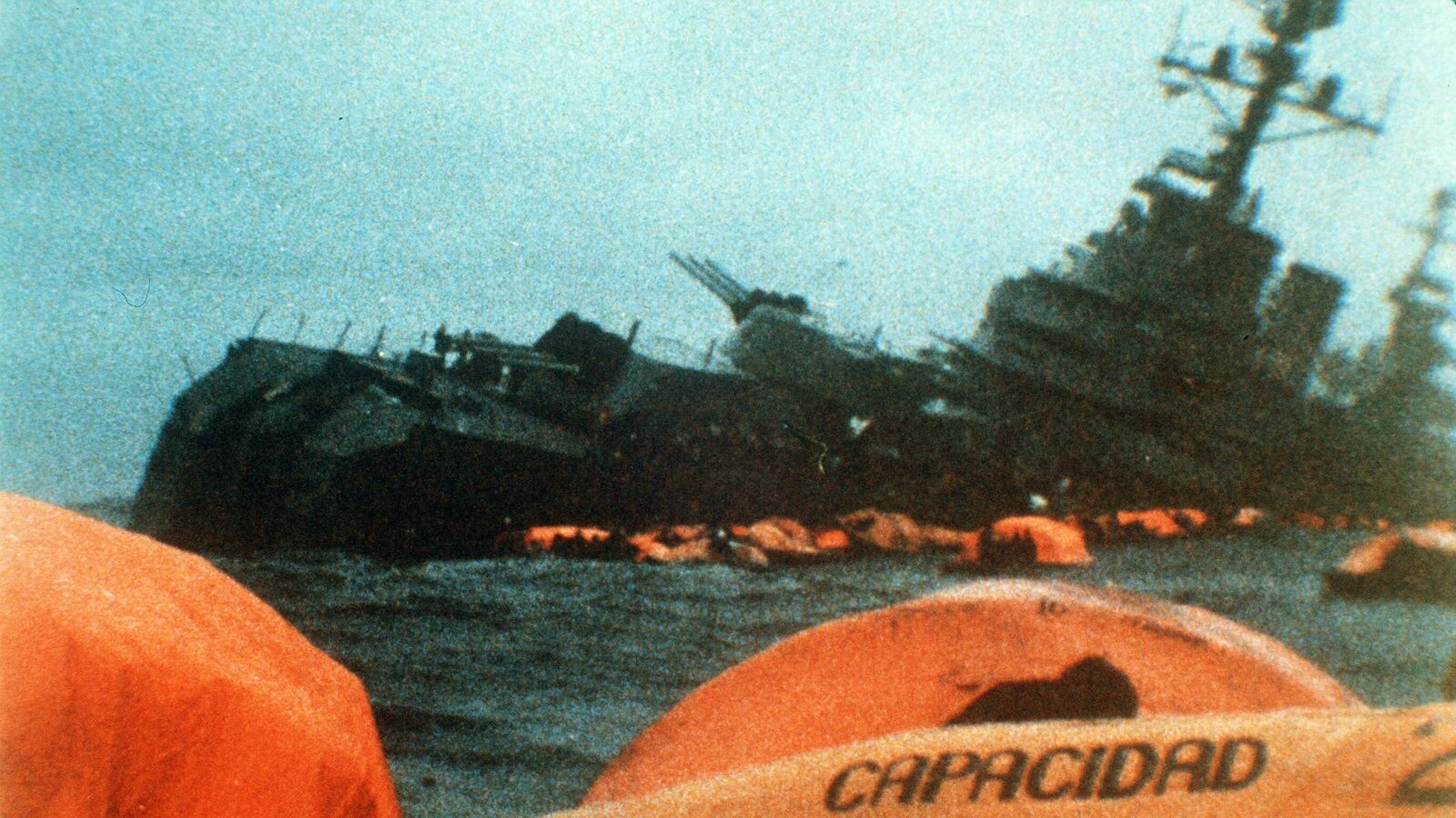 Uma flotilha de botes salva-vidas deixa o Belgrano, enquanto este afunda