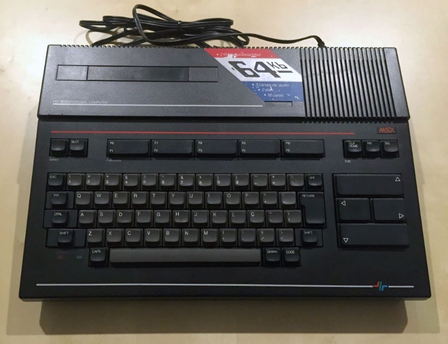 Um Hotbit MSX no modelo com gabinete em cor preta.