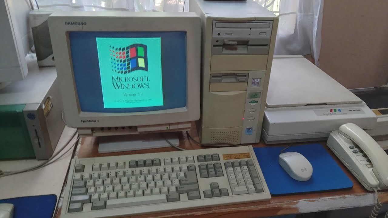 Um PC com gabinete mini-torre rodando o Windows 3.1 e mostrando a sua tela de carregamento.