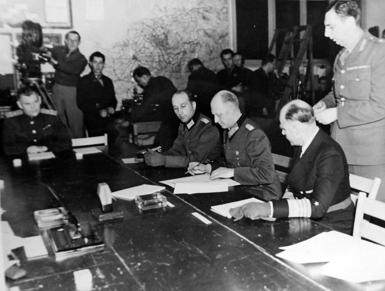 Jodl assina a rendição incondicional dos nazistas aos Aliados
