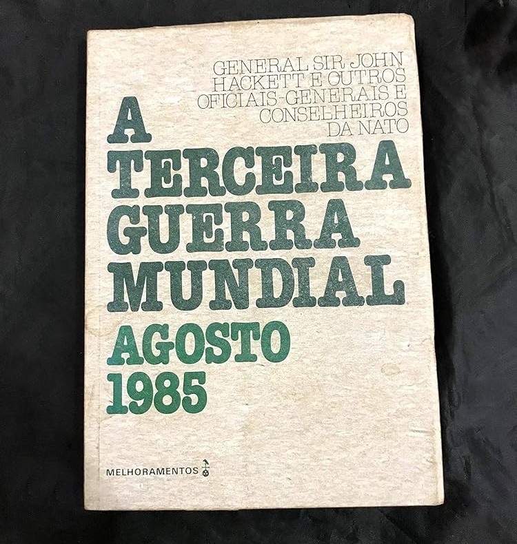 Capa do livro, sem ilustrações, com os dizeres: A Terceira Guerra Mundial - Agosto 1985