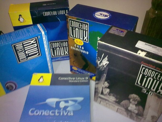 Foto de caixas de várias edições do Conectiva Linux