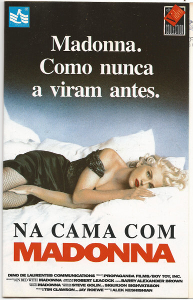 Material de divulgação do documentário, com foto da cantora deitada de camisola preta e o título: Madonna. Como nunca a viram antes.