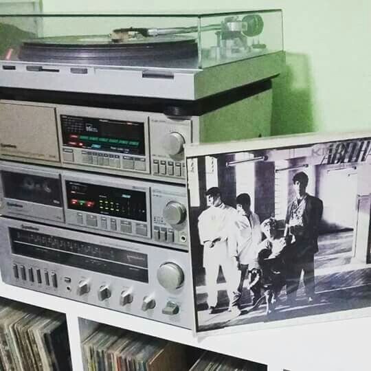 O disco do Kid Abelha ao lado de um aparelho de som 3-em-1