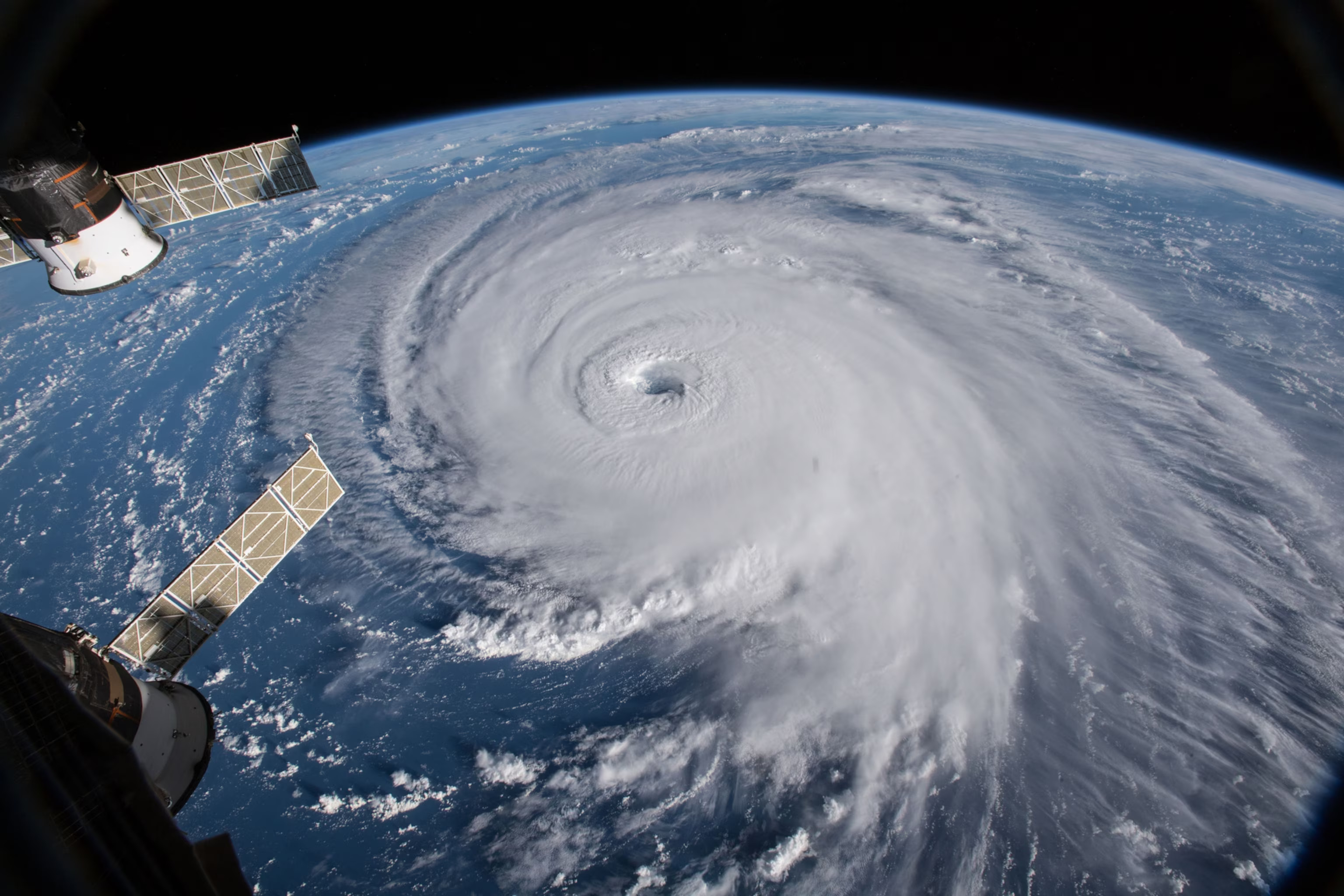 Foto da nuvem espiral característica de um furacão, vista do espaço.