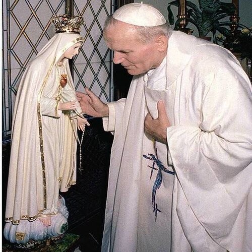Papa João Paulo II reverencia imagem de Maria