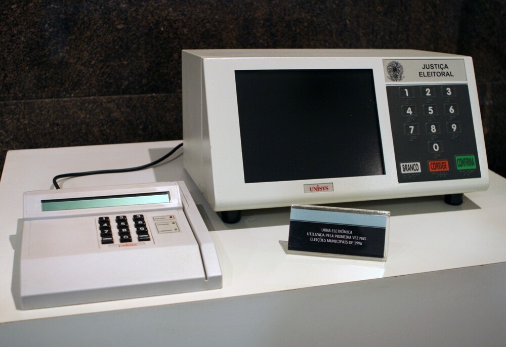 Urna eletrônica modelo 1996, produzida pela Unisys a partir de projeto do TSE