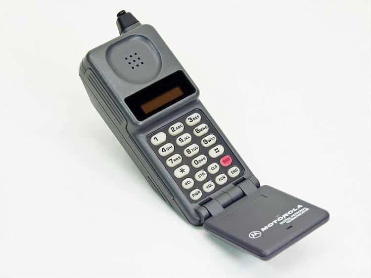 O modelo clássico de celular flip da Motorola que ficou conhecido como Tijorola
