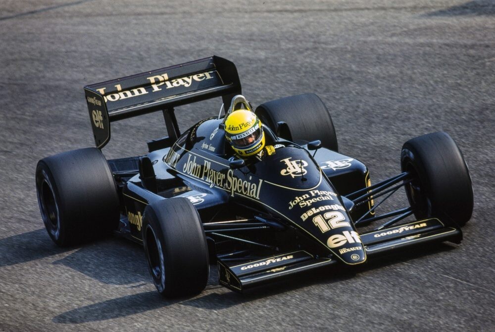 Ayrton Senna, de capacete amarelo, pilotando uma Lotus preta
