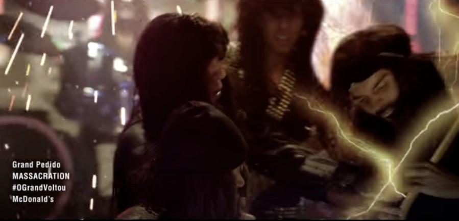 Cena da banda Massacration tocando no comercial.