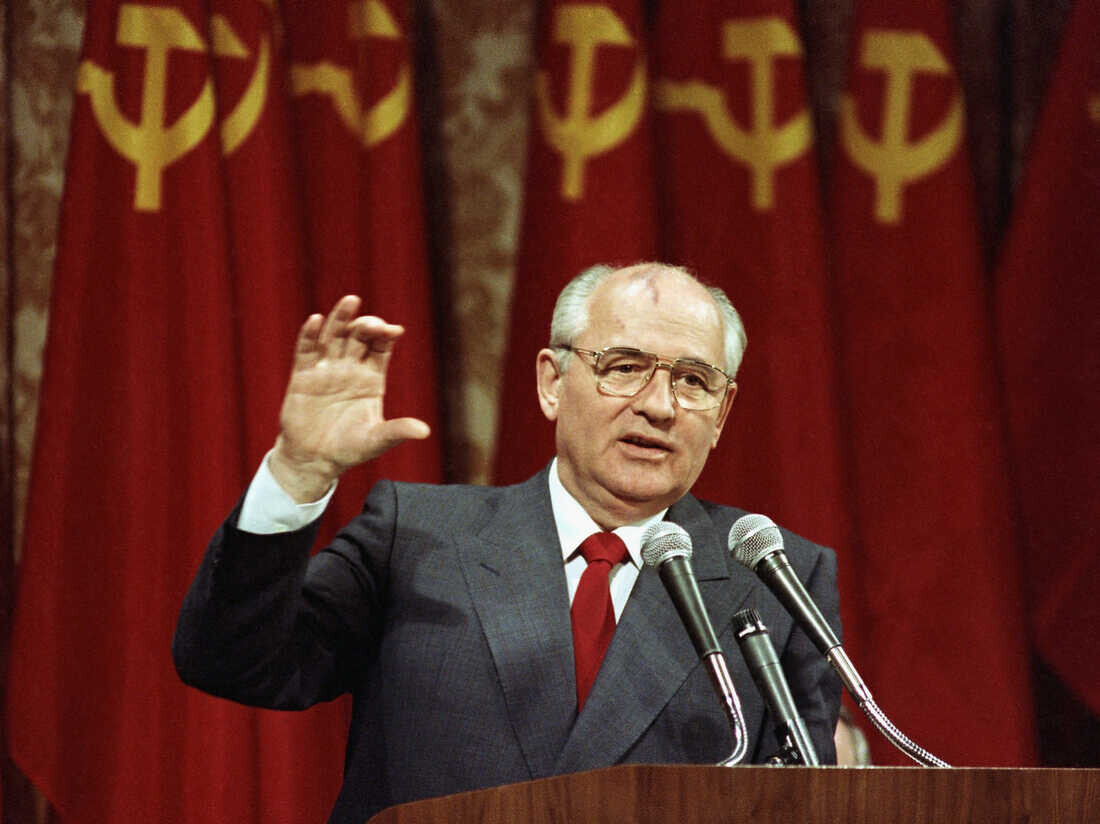 Gorbachov discursa na tribuna soviética