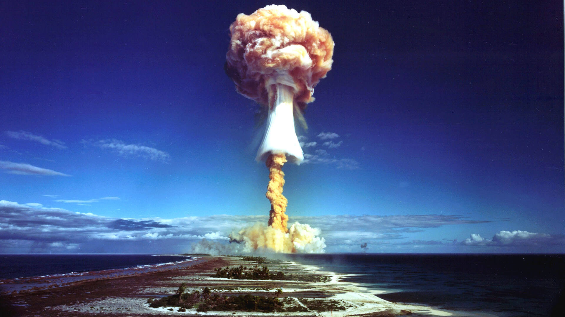 Foto de um dos testes nucleares realizados nos anos 1950 no arquipélago das Ilhas Marshall, incluindo o Atol de Bikini.
