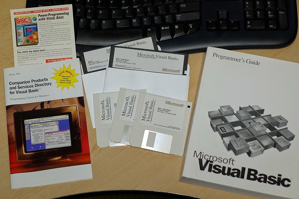 Caixa, literatura e disquetes de uma das versões do VB para Windows.